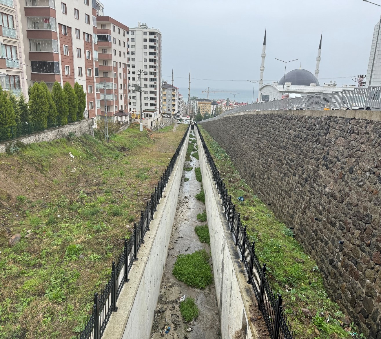 Trabzonun Akaabat le Merkezi Derelerinde Islah almalar Devam Ediyor


