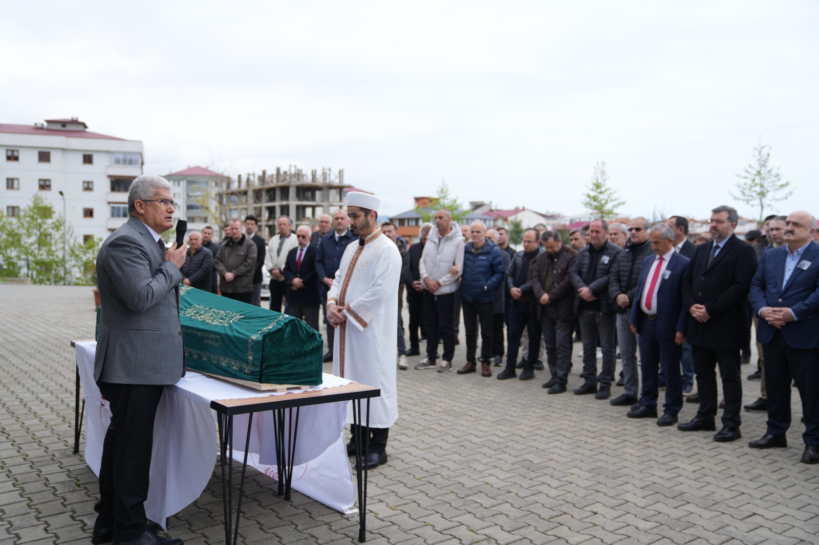 Merhum Akademisyenimiz i�in Cenaze T�reni