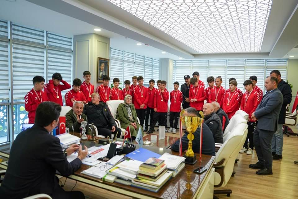 T�RK�YE �AMP�YONU GEN�LER, BA�KAN KAYA�YI Z�YARET ETT�

