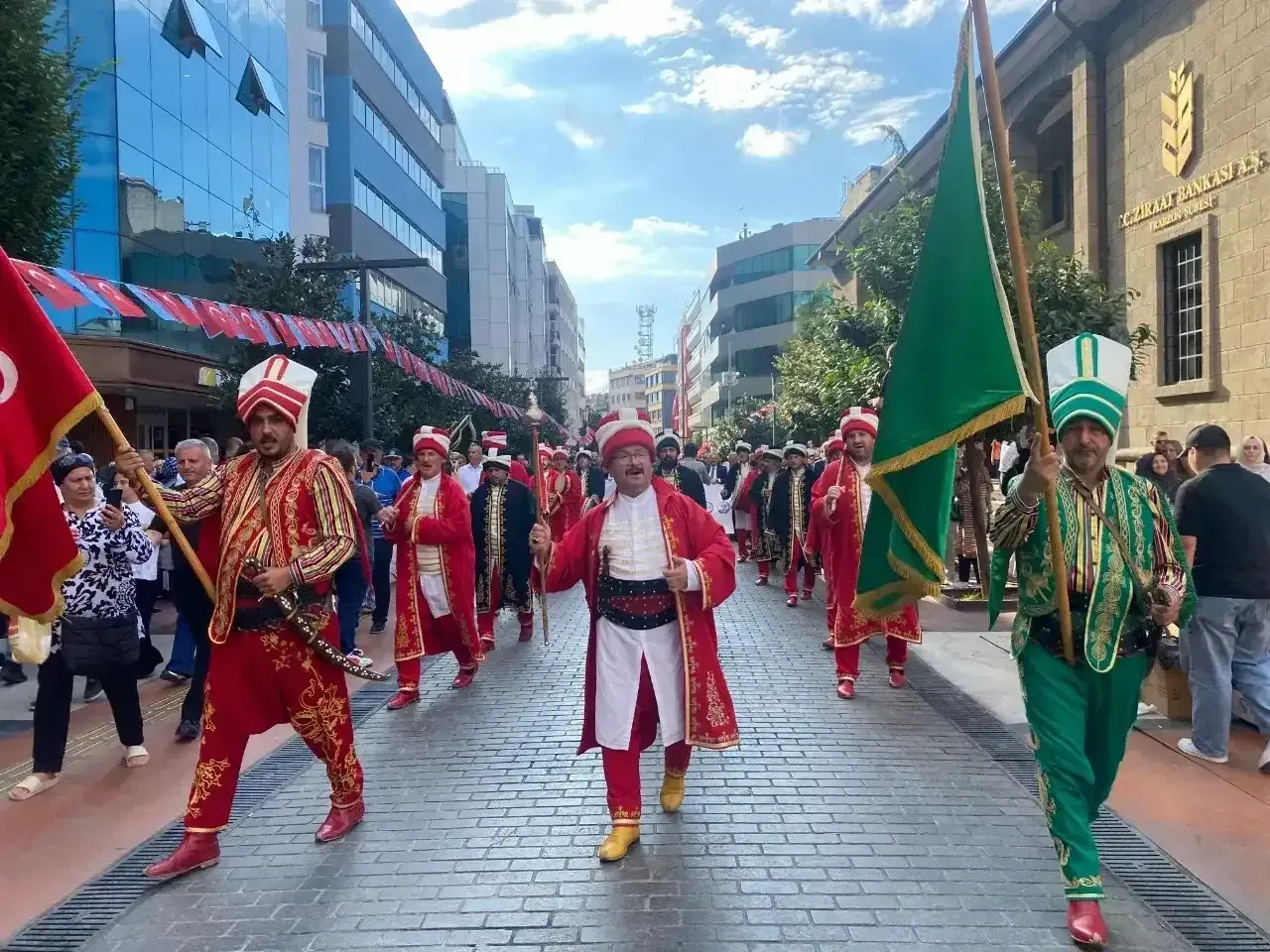 Trabzon�da Fetih Kutlamalar�na Hava Engeli: Y�r�y�� ve Konser �ptal
