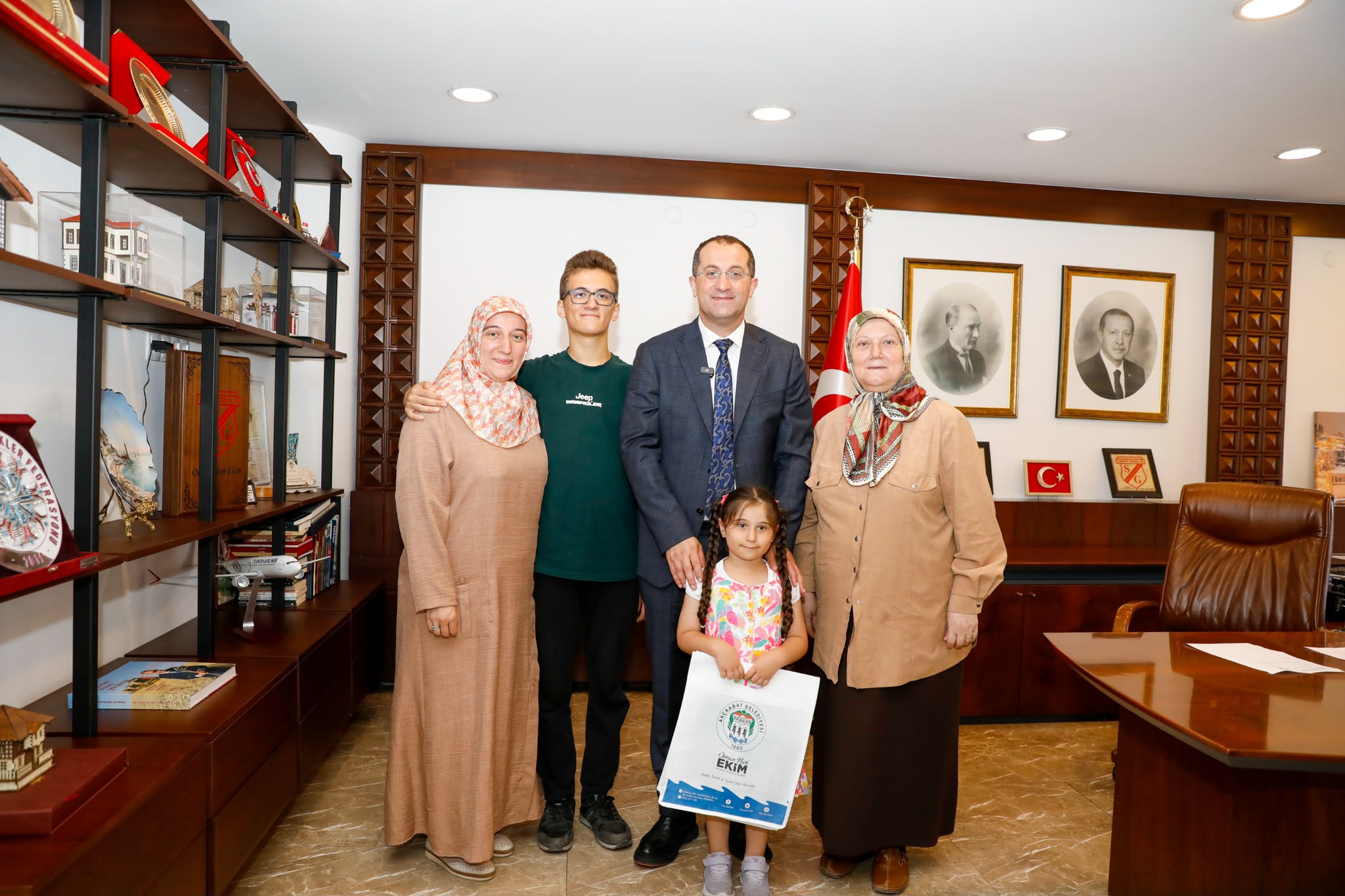 BA�KAN EK�M, YKS T�RK�YE B�R�NC�S� ABDULLAH USLU�YU M�SAF�R ETT�