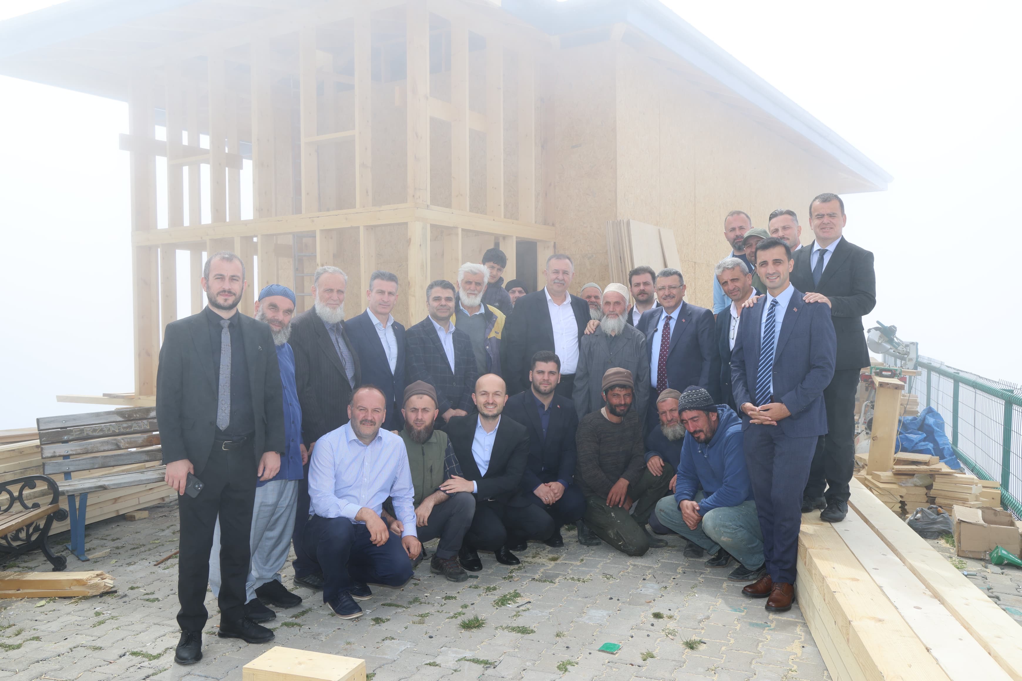 KIRKLAR MESC�D� YEN�DEN AYA�A KALKIYOR
