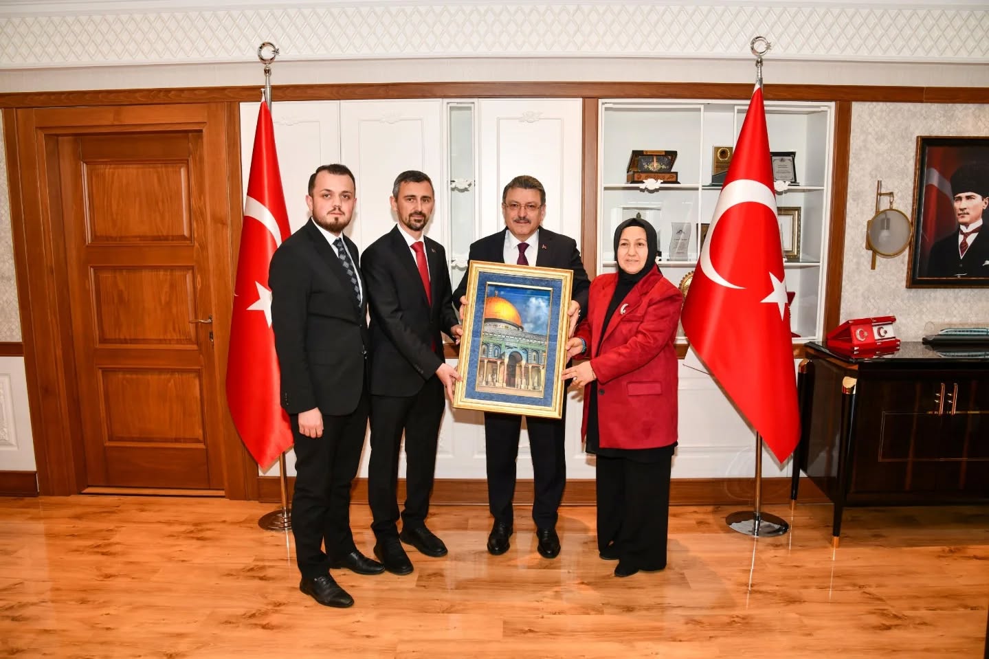 AK PARTİ AKÇAABAT TEŞKİLATI, BAŞKAN GENÇ’İ ZİYARET ETTİ