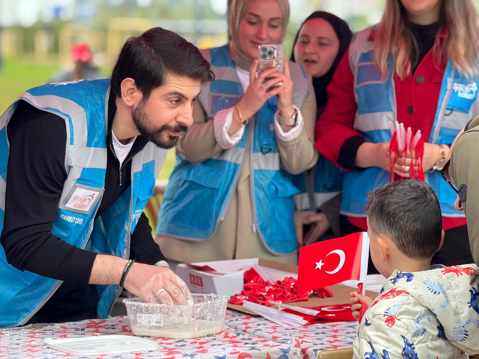AK Parti Çocukları Sevindirdi