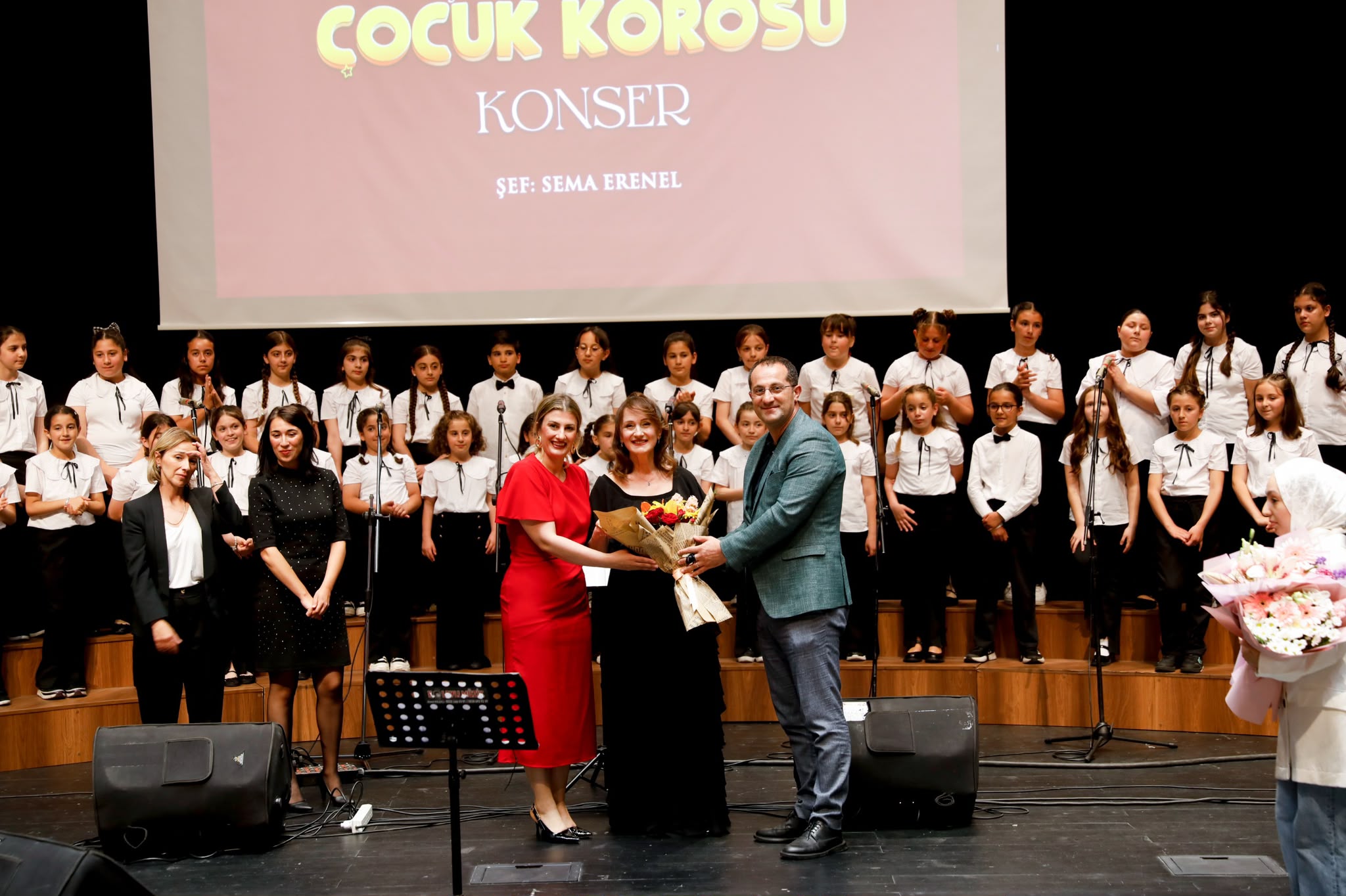AKÇAABAT BELEDİYESİ ÇOCUK KOROSU’NDAN UNUTULMAZ SAHNE PERFORMANSI
