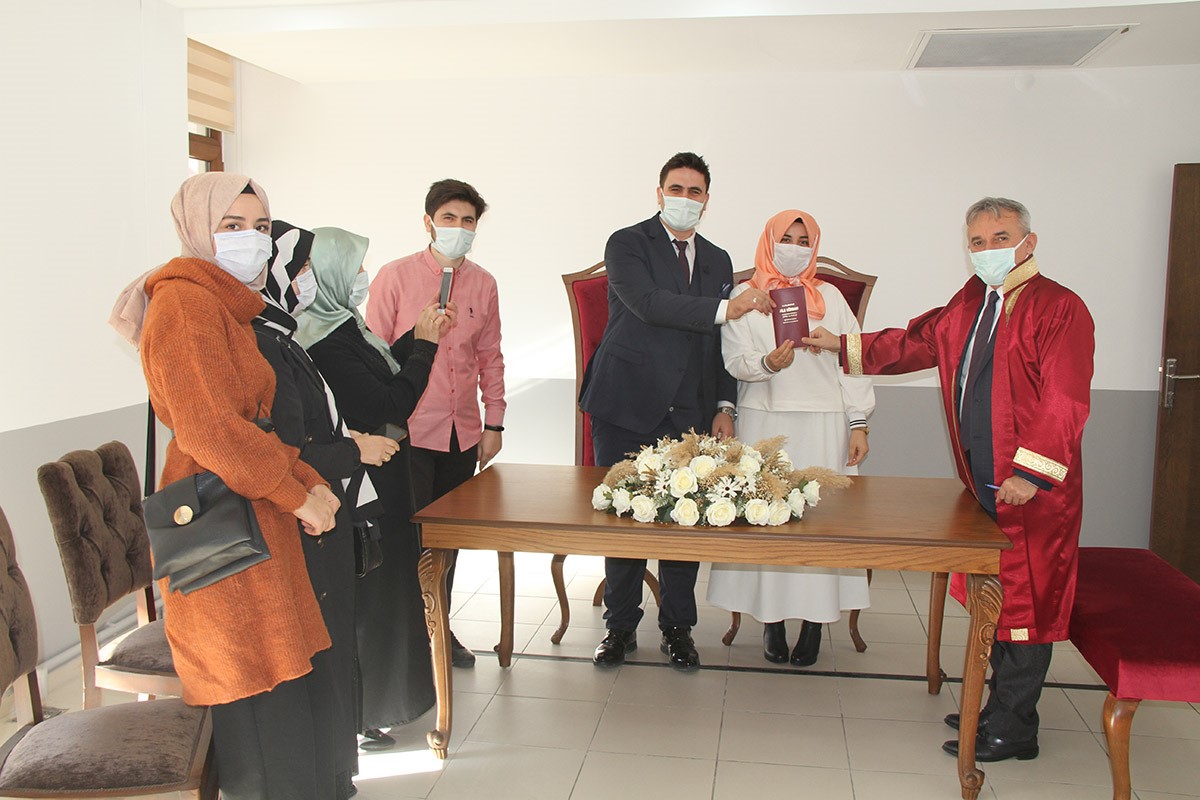 Akçaabat Belediyesi Evlendirme Memurluğunca 2020 yılında 737 nikah kıyıldı.