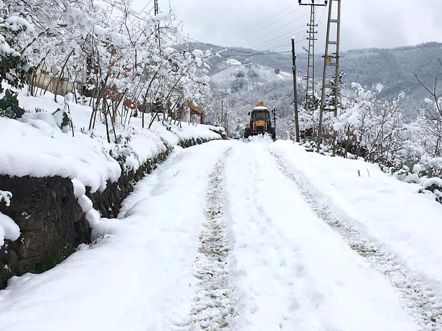 AKÇAABAT BELEDİYESİ KARLA MÜCADELE ÇALIŞMALARINI ARALIKSIZ SÜRDÜYOR