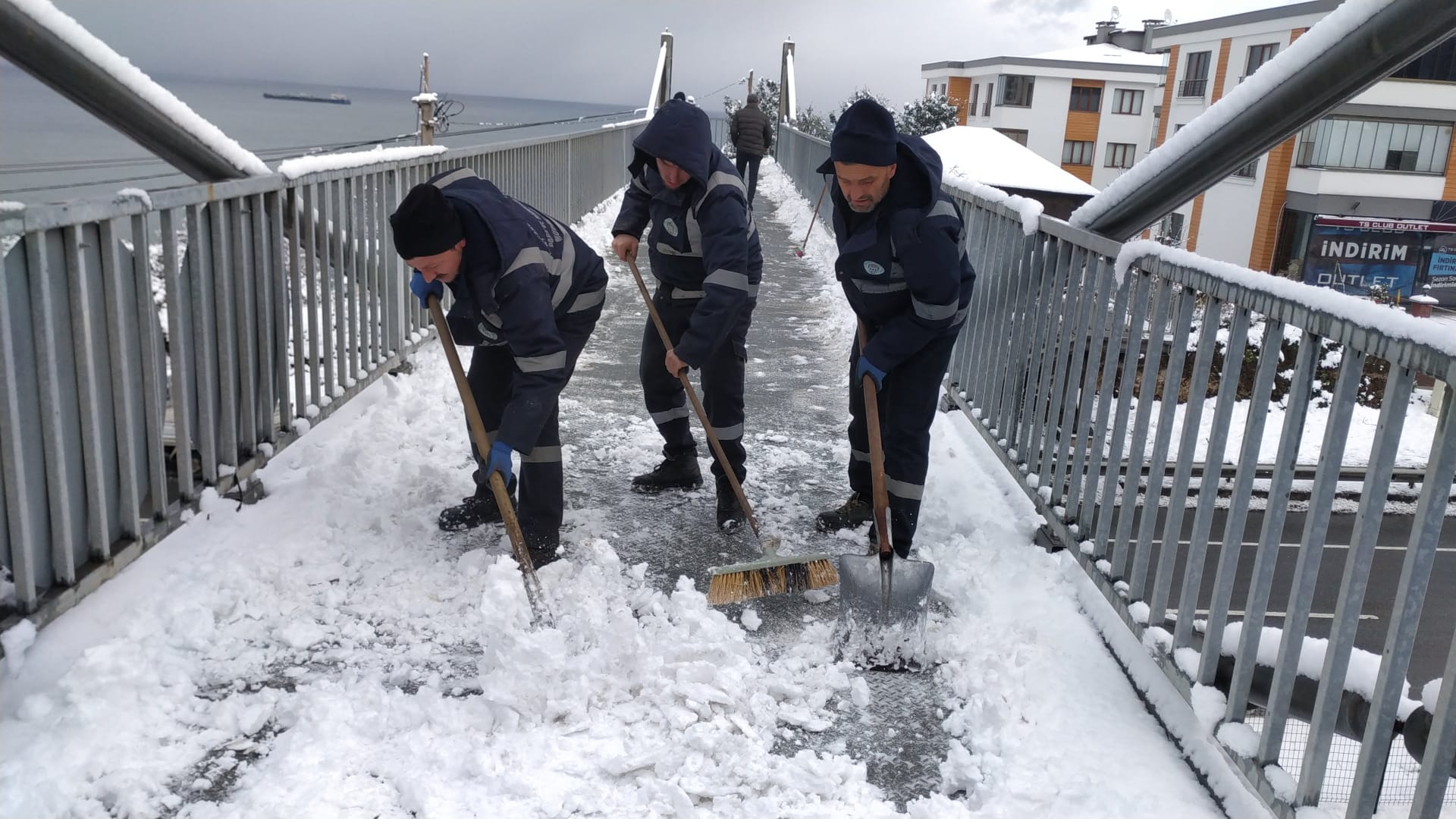 Akçaabat Belediyesi Yoğun Kar Yağışına Karşı Kesintisiz Çalışıyor