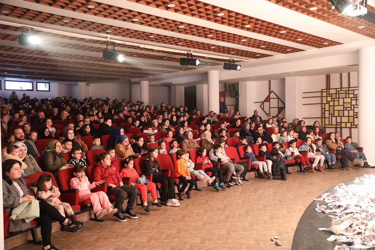 AKAABAT BELEDYESݒNDEN OCUKLARA SANAT DOLU HEDYE
