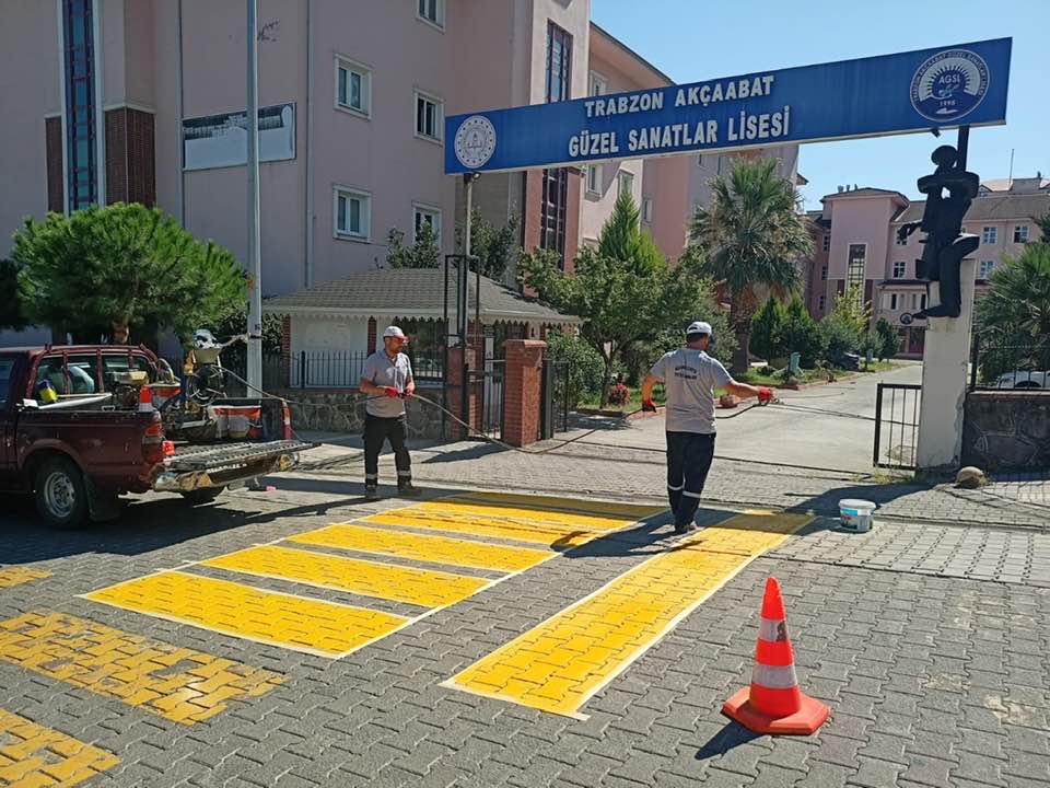 AKÇAABAT BELEDİYESİ’NDEN YAYA GEÇİTLERİNDE YOĞUN GÜVENLİK ÇALIŞMASI