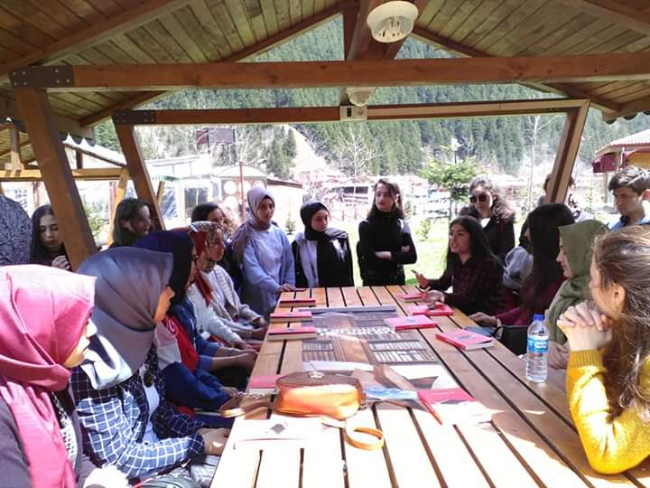 Akçaabat İMKB Anadolu lisesi kitap tahlilleri yapıyor.