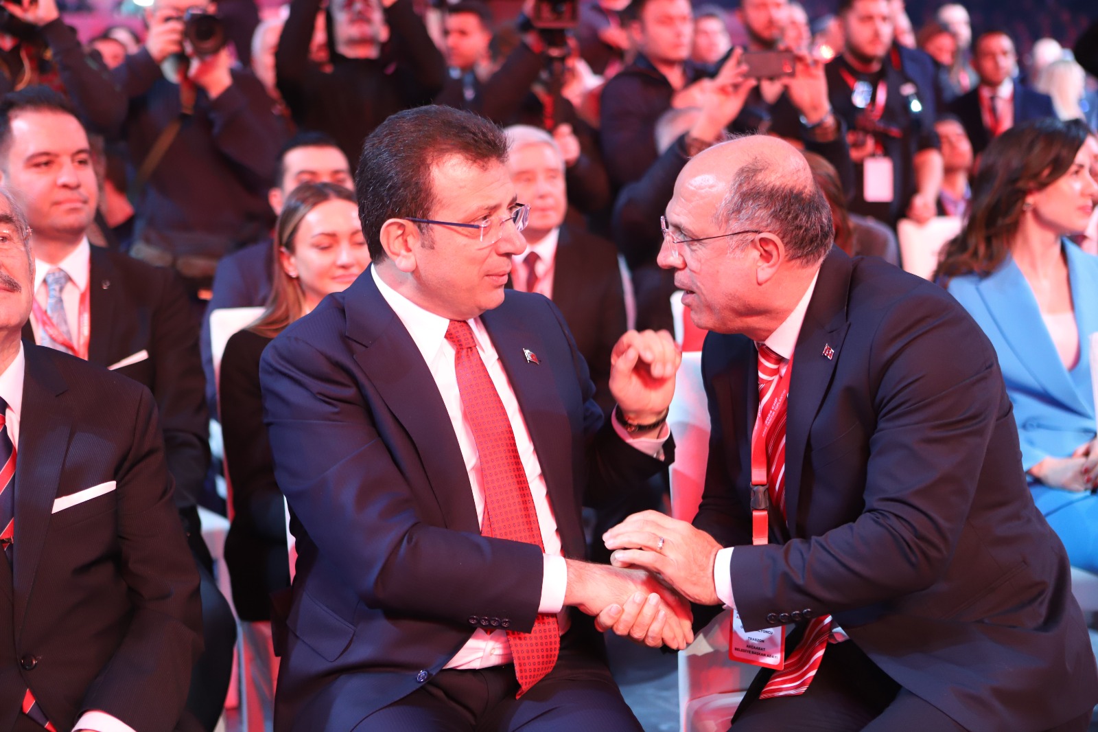 AKAABATLI BAKANDAN AKAABATLI BAKAN ADAYINA DESTEK

