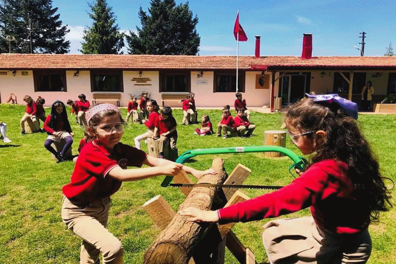 AKÇAABAT’TA ANNELERİN GÖZÜ ARKADA KALMIYOR.