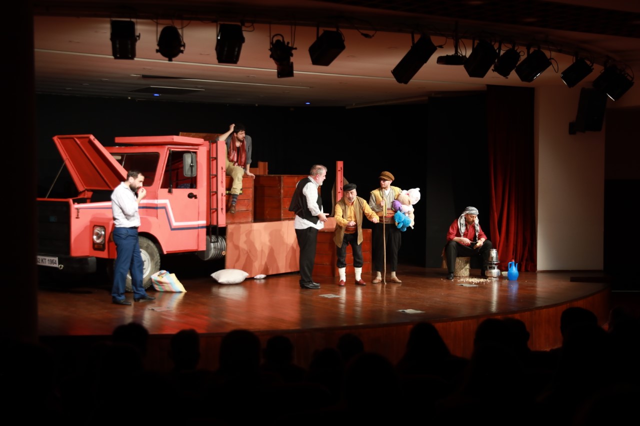 AKÇAABAT’TA ‘KAMYON’ ADLI TİYATRO OYUNU SAHNELENDİ