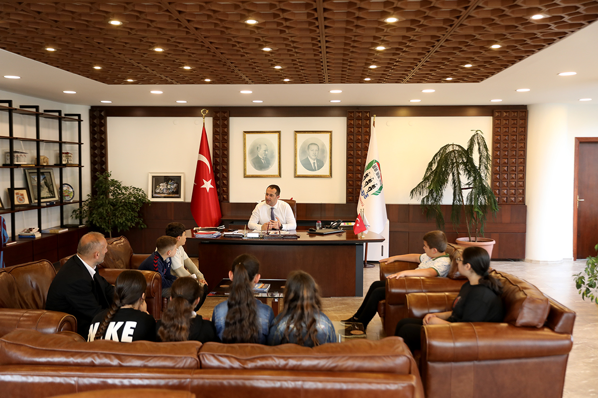 AKÇAABAT’TA MİNİKLER YEREL YÖNETİMİ YERİNDE ÖĞRENDİLER