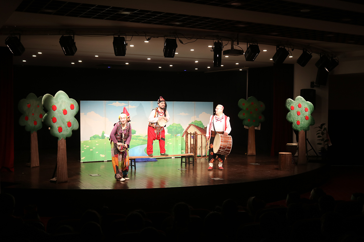 AKÇAABAT’TA TİYATRO ZAMANI