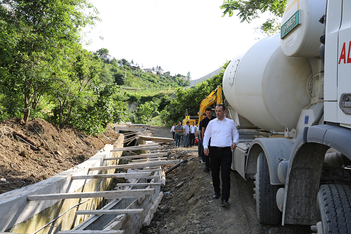 AKÇAABAT’TA YOL BAKIM VE ONARIM ÇALIŞMALARI HIZ KESMEDEN DEVAM EDİYOR