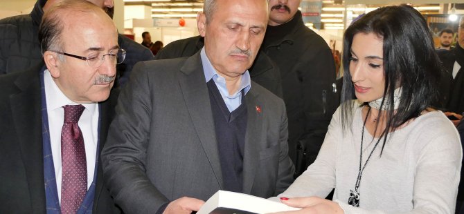 Bakan Turhan, Kitap Fuarı'nı gezdi