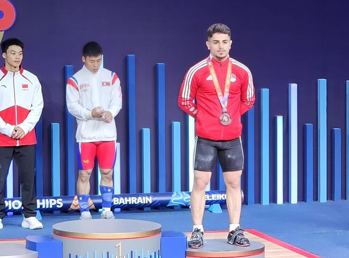 BARÜ’lü milli halterci Kaan Kahriman gençler dünya rekoru kırdı