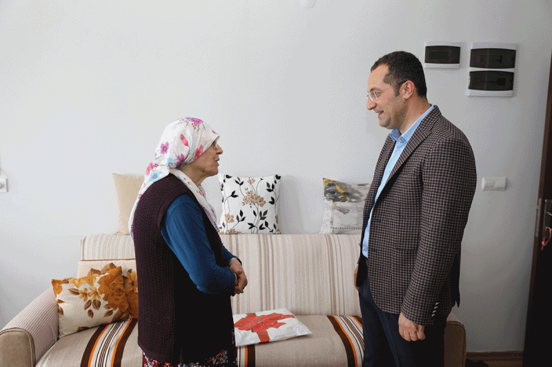BAŞKAN EKİM ANNELER GÜNÜ’NÜNDE HUZUR EVİNİ ZİYARET ETTİ