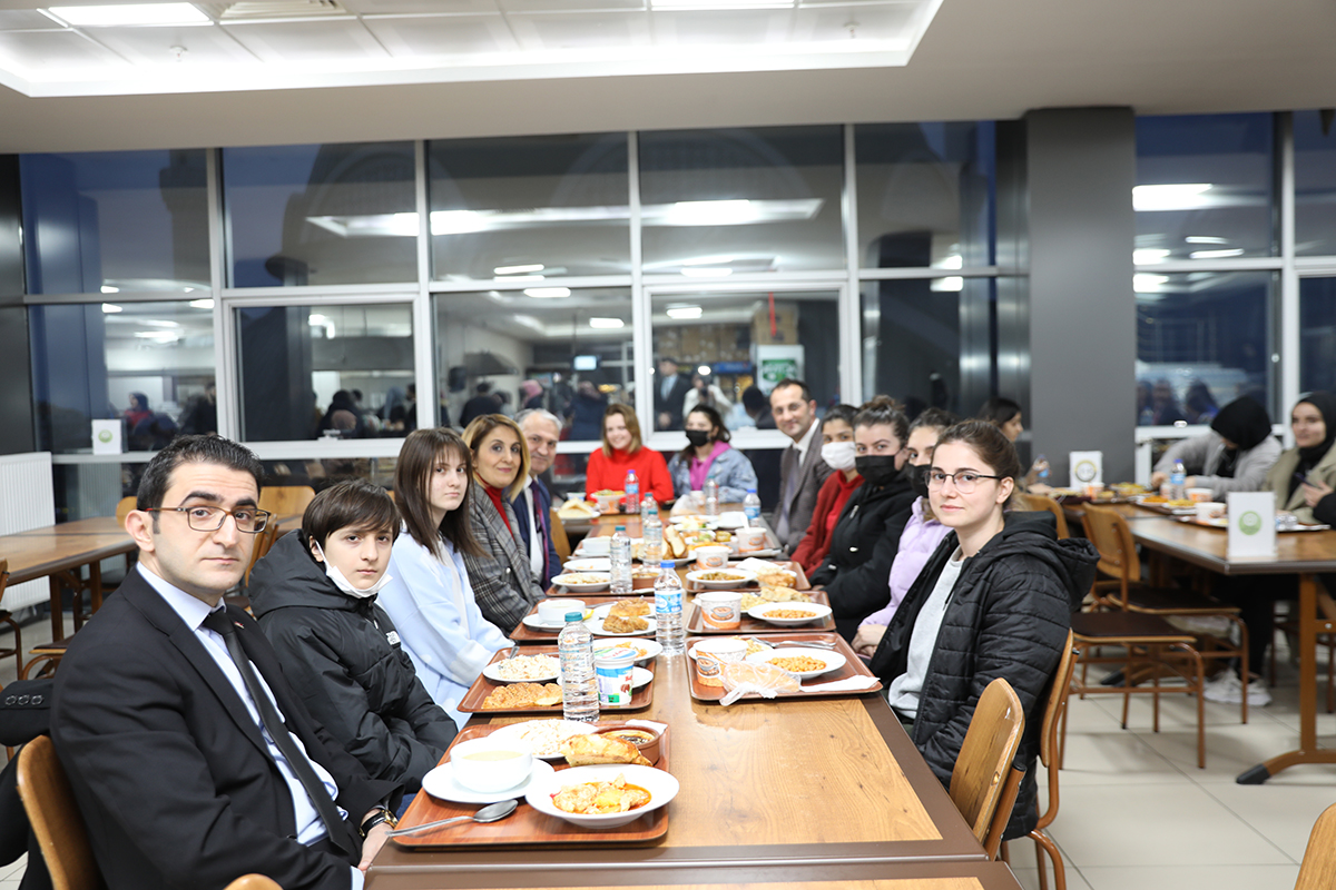 BAŞKAN EKİM ÖĞRENCİ YURDUNDA ORUÇ AÇTI