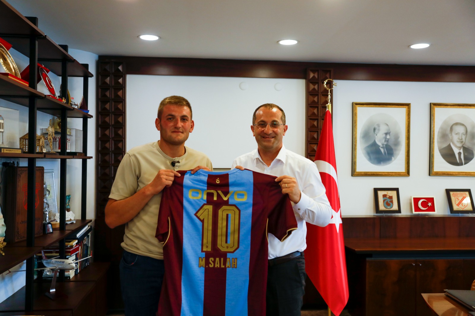 BAŞKAN EKİM, TRABZONSPOR SEVGİSİYLE GÜNDEM OLAN ABDÜLAZİZ AYDIN’I MİSAFİR ETTİ