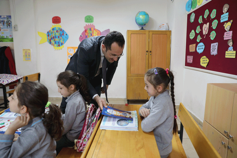 BAKAN EKMDEN OCUKLARA RAMAZAN HEDYES