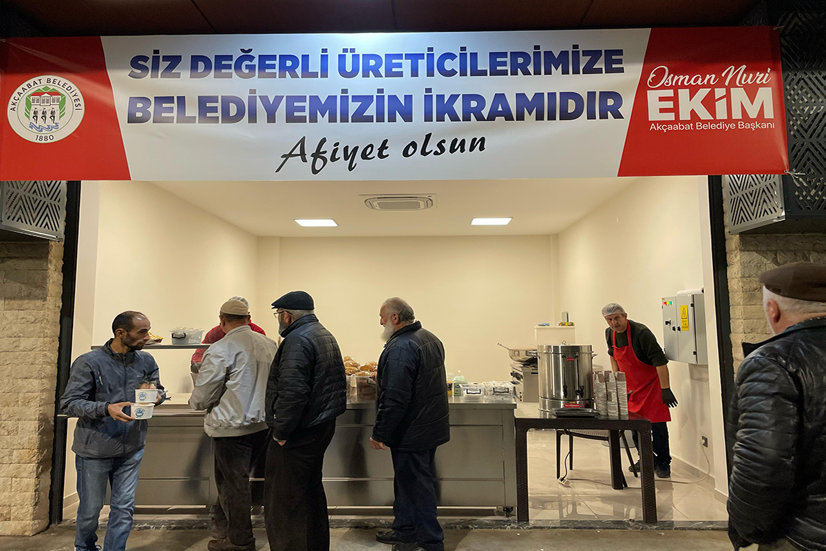 BAŞKAN EKİM’DEN PAZARCI ESNAFINA SICAK ÇORBA İKRAMI