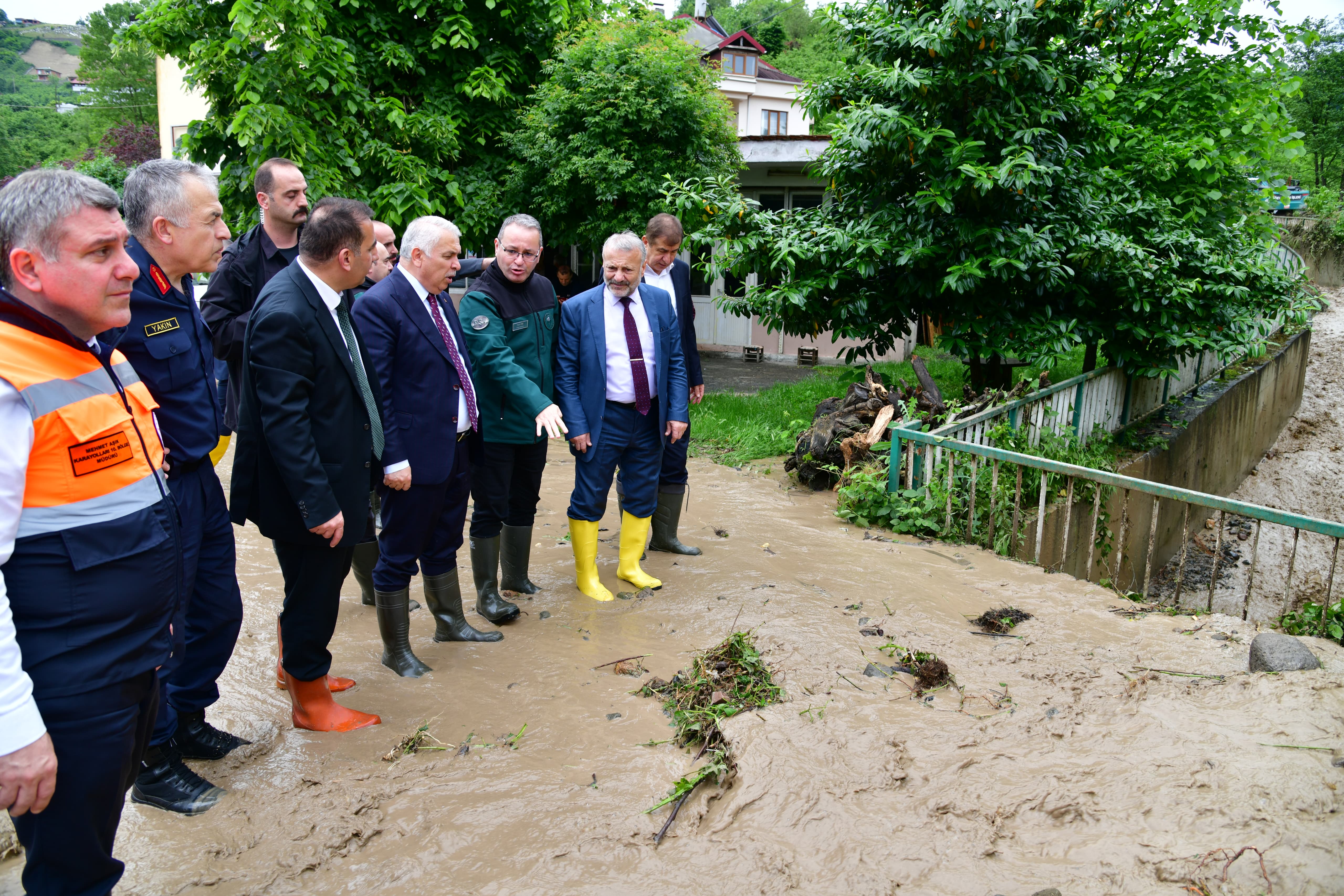BAŞKAN GENÇ: AFETİN İZLERİNİ EN KISA SÜREDE SİLECEĞİZ