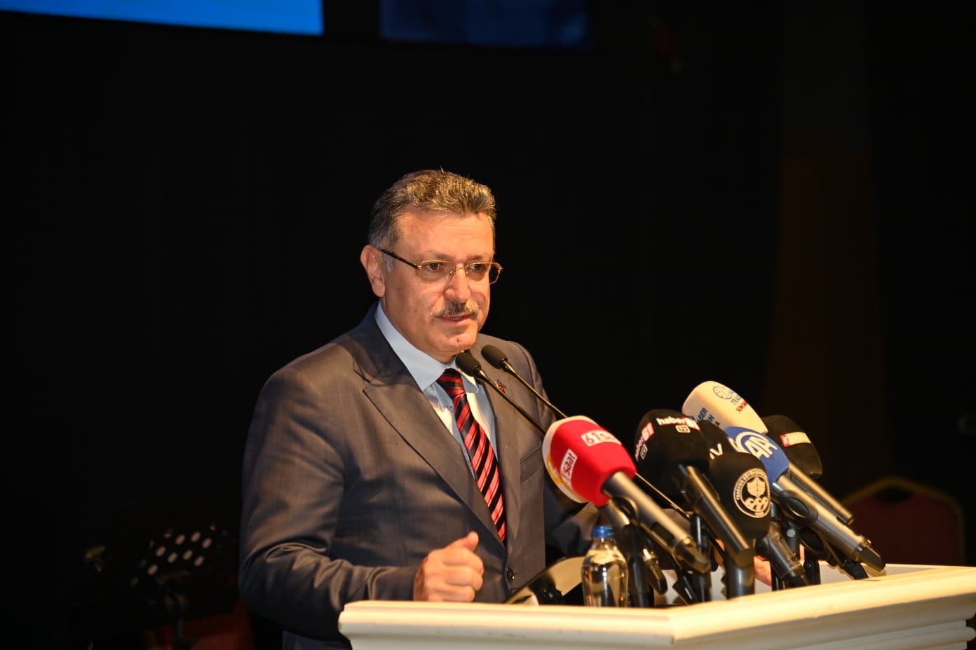 BAŞKAN GENÇ: “AKÇAABAT’A 500 MİLYON LİRALIK YAŞAM ALANI KAZANDIRIYORUZ”