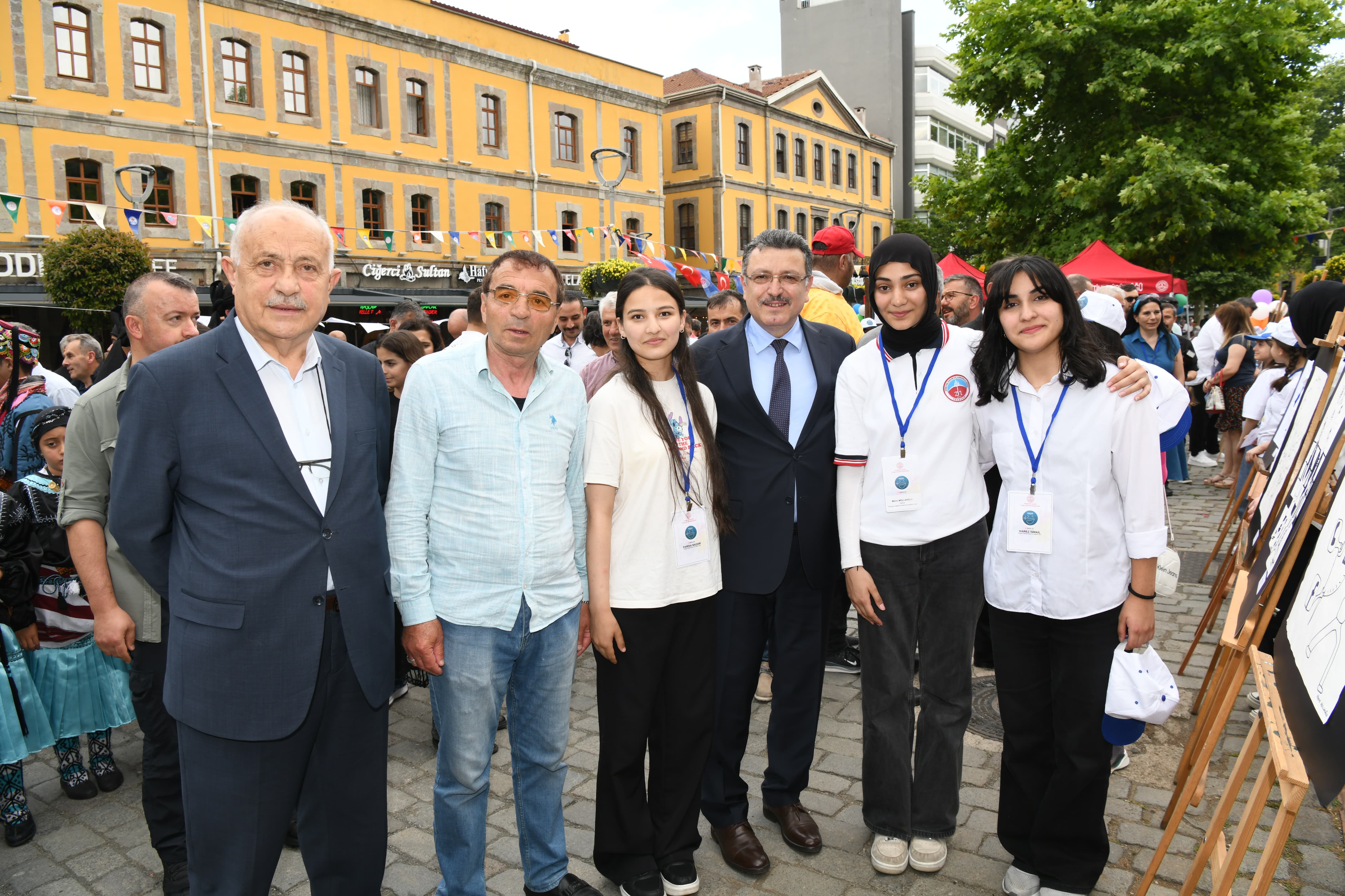 BAKAN GEN: GENLERMZLE GURUR DUYUYORUM
