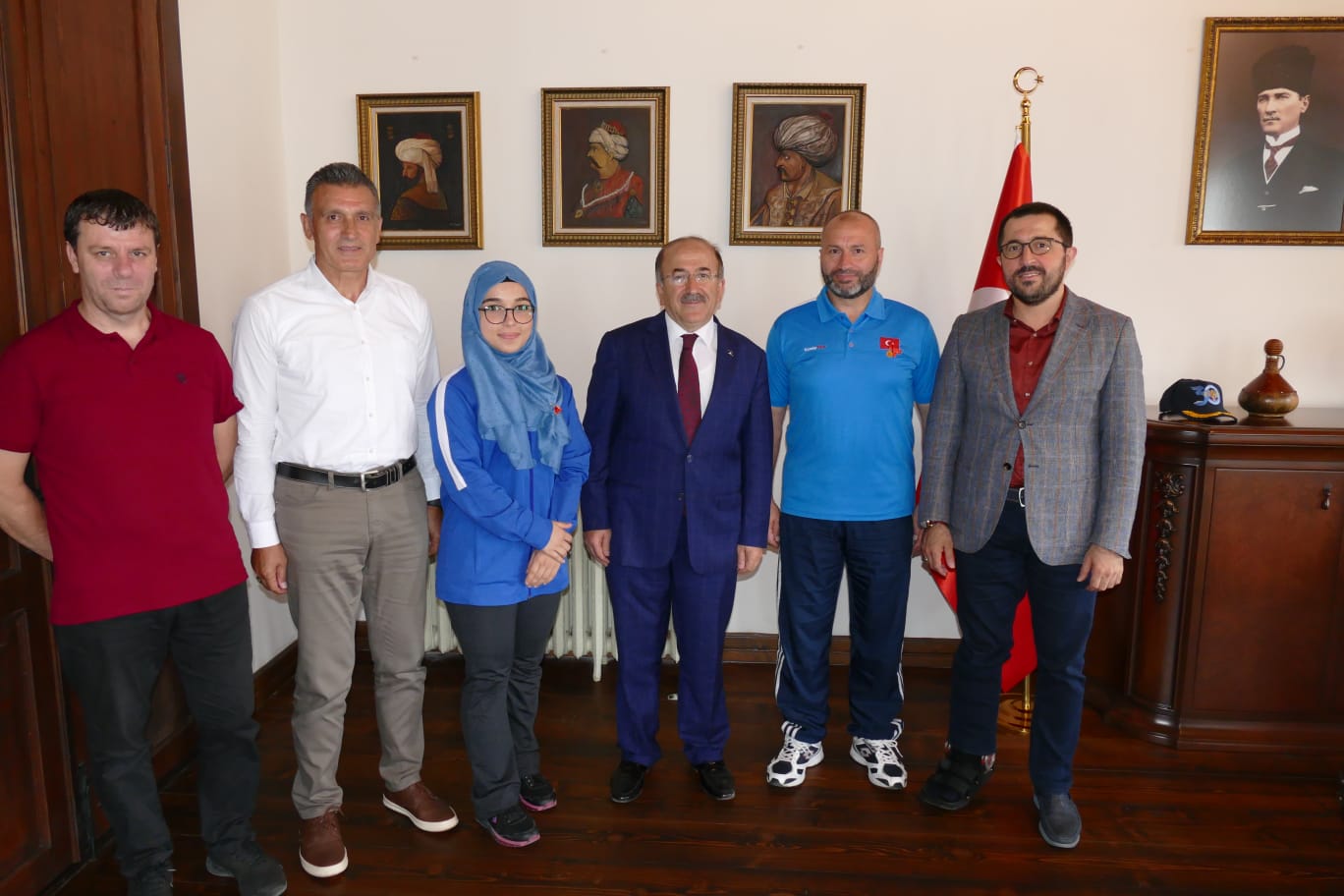 Başkan Gümrükçüoğlu şampiyon kareteciyi altınla ödüllendirdi