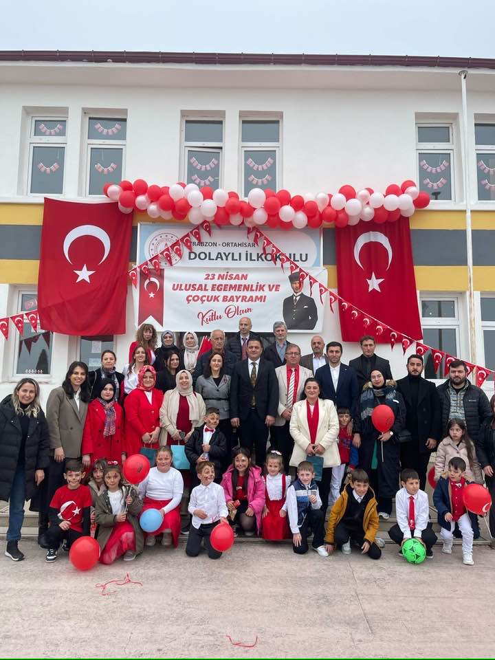 Bakan Hisolu, 23 Nisan Cokusunu Ortahisar Dolayl lkokulunda ocuklarla Birlikte Yaad
