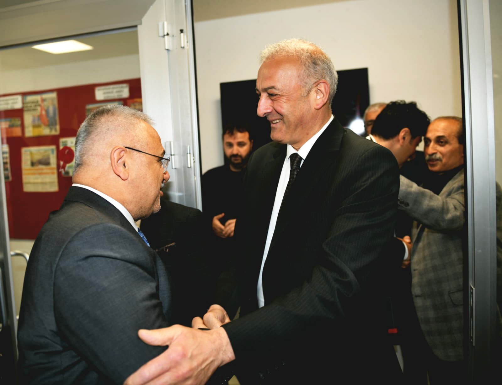 BAŞKAN YARDIMCISI ÖZÇİLİNGİR, MUHTARLARLA BAYRAMLAŞTI