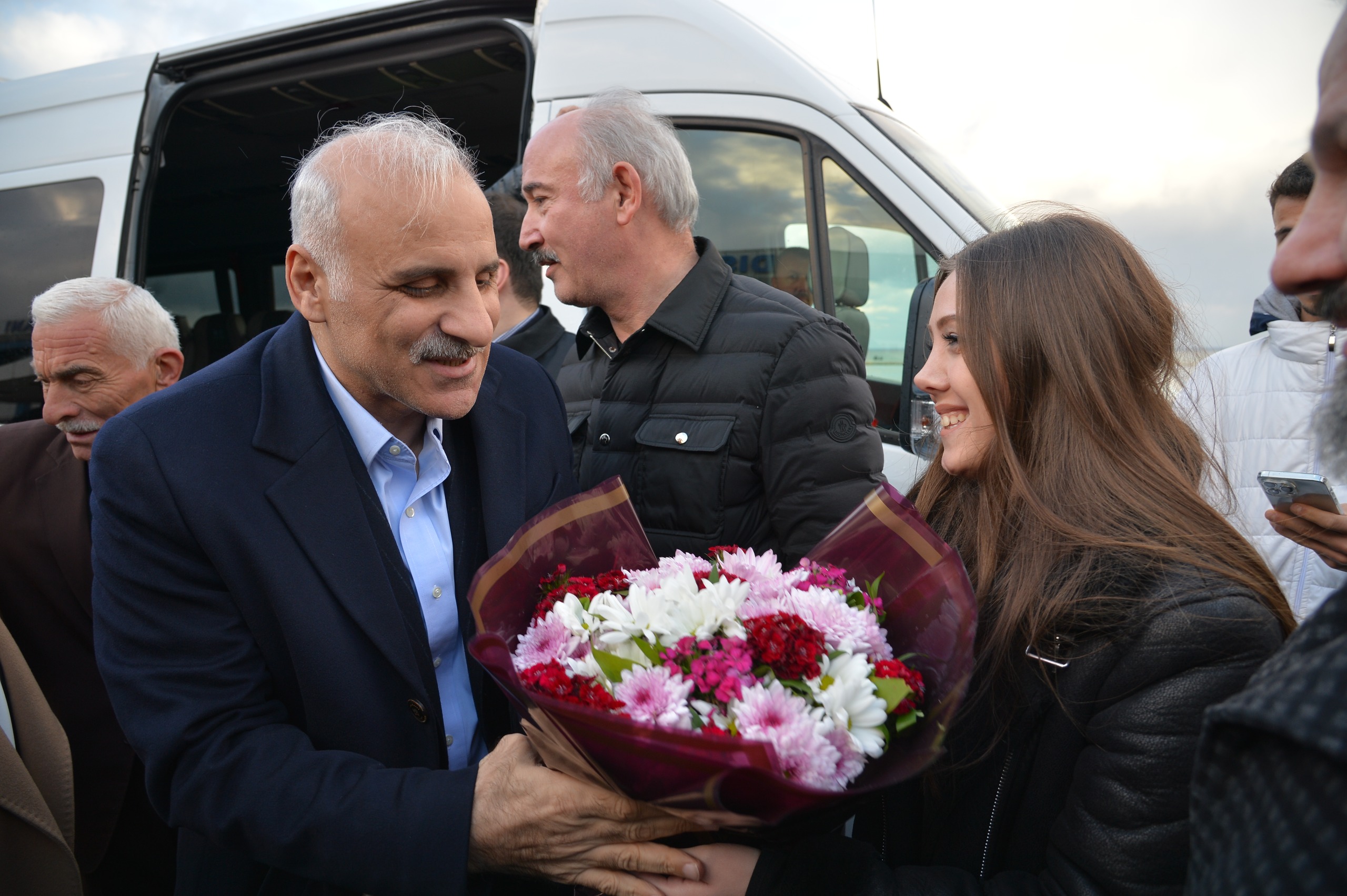 BAKAN ZORLUOLUNA HAVALMANINDA GRKEML KARILAMA 