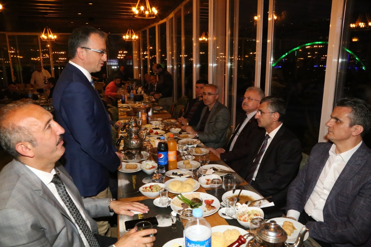 Belediyeler Birlii ftarda buluturdu

