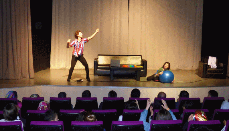 Bykehir Belediyesi Tiyatrosu perdelerini at