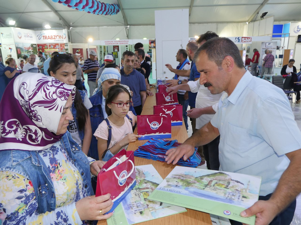 Büyükşehir Belediyesinin standı ziyaretçi akınına uğruyor