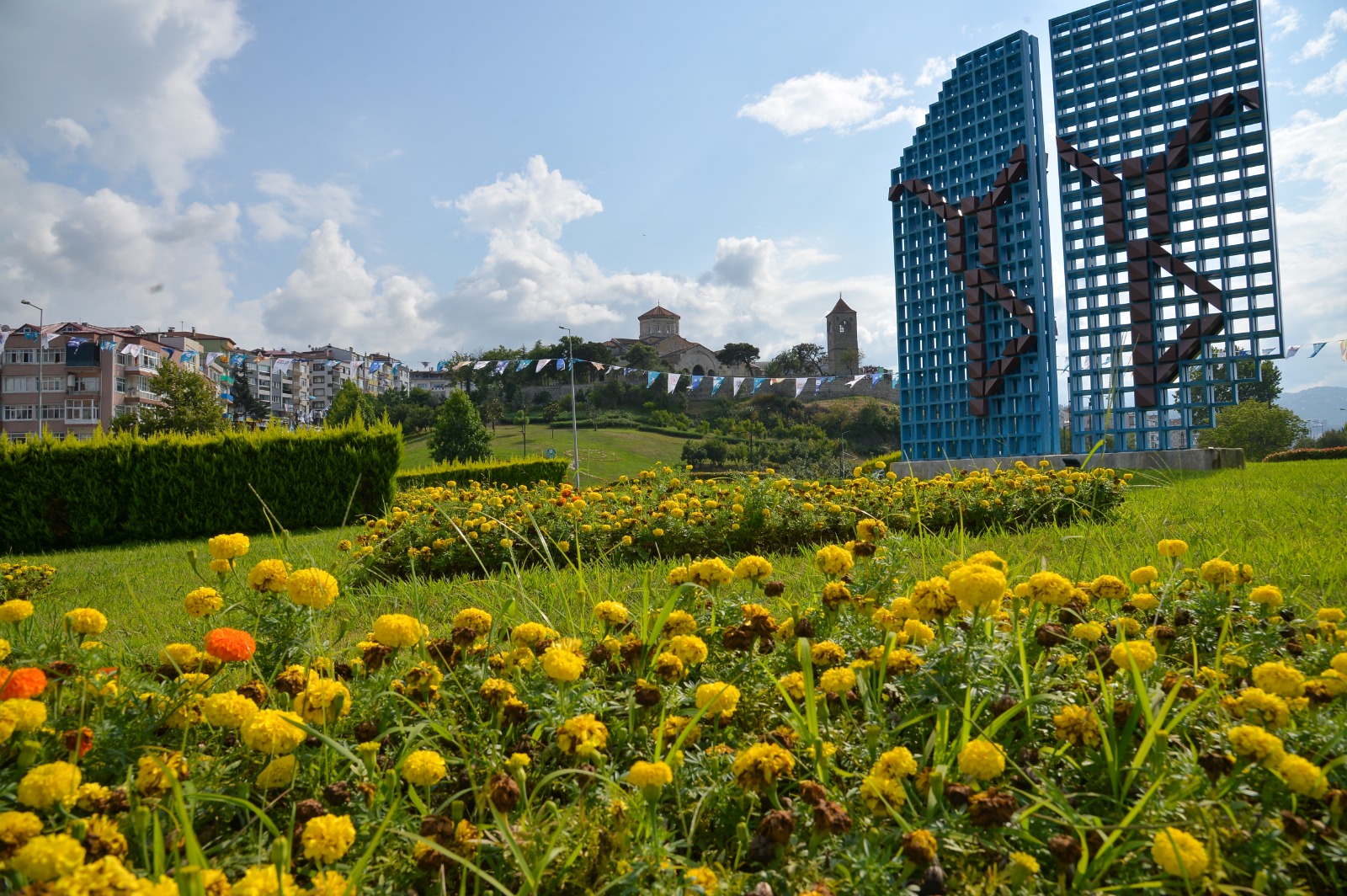 BÜYÜKŞEHİR TRABZON’U ÇİÇEKLERLE DONATIYOR
