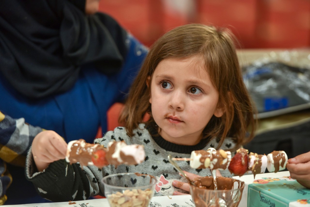 Çikolata atölyesine anneleri ile katılan depremzede çocukların yüzü güldü