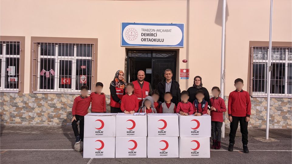 DEMİRCİ ORTAOKULU'NA KIYAFET DESTEĞİ
