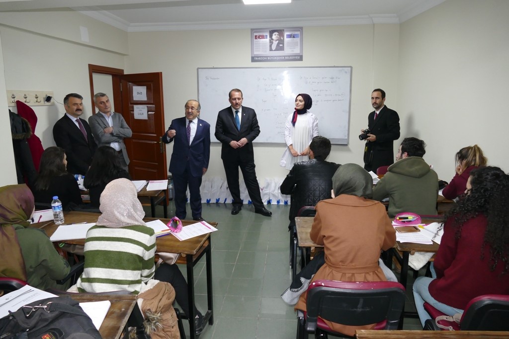 Dershanesindeki öğrencilere ücretsiz hazırlık seti