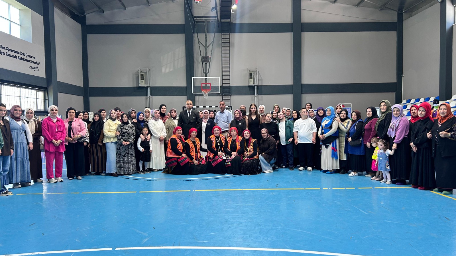 DÜZKÖY’DE SANAT RÜZGÂRI: HALK EĞİTİMİ MERKEZİ YIL SONU SERGİSİ GÖZ KAMAŞTIRDI