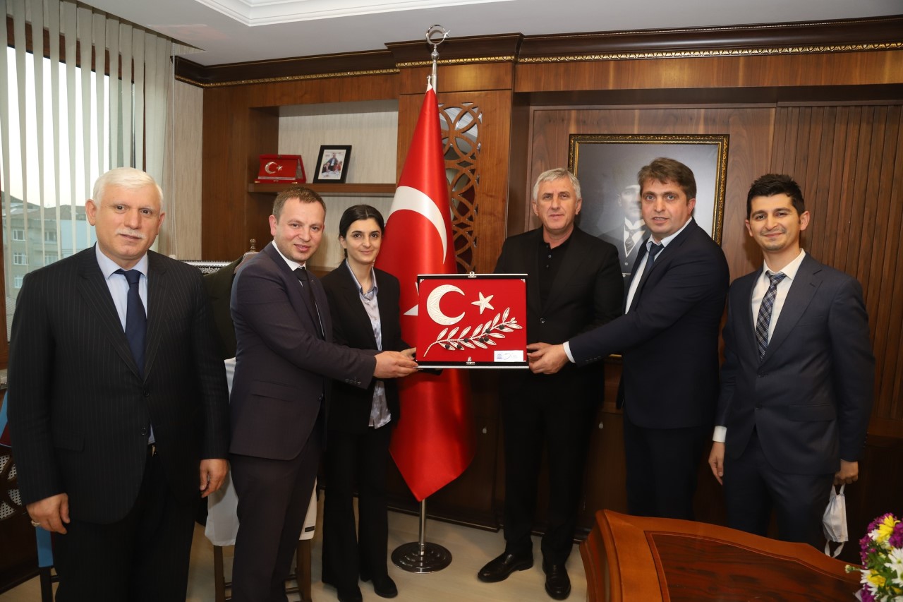 Eitimcilerden Bakan Saraliolu'na teekkr ziyareti

