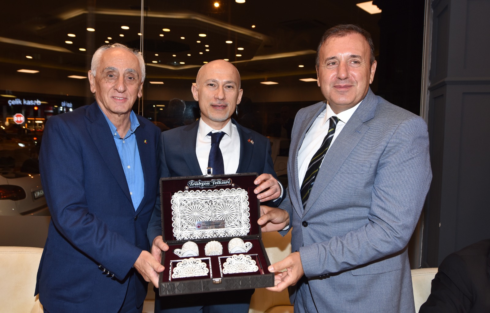 Eren ve Çelebi’den Gürcistan Başkonsolosu Japaridze’ye teşekkür plaketi