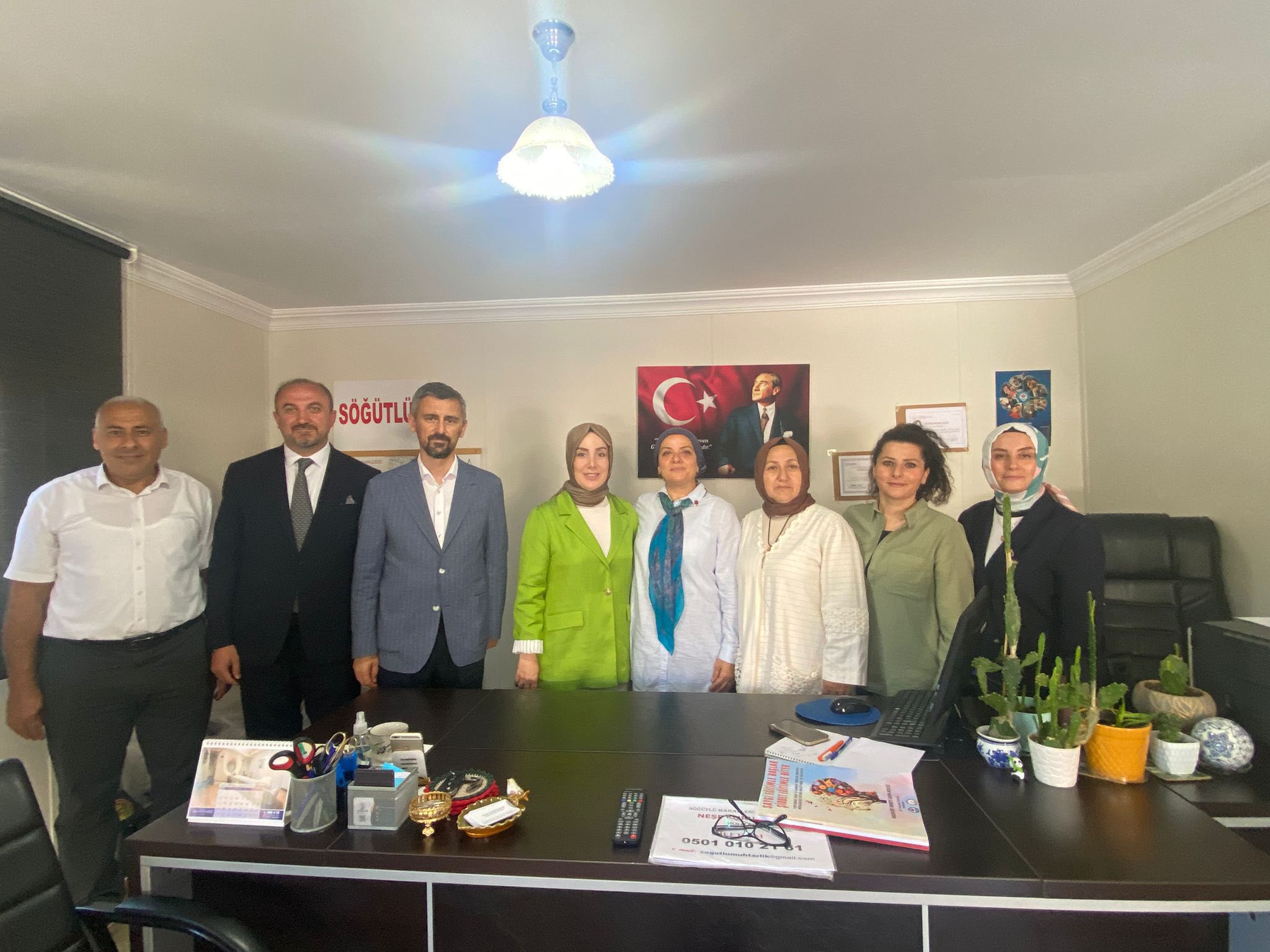 ESKİ MİLLETVEKİLİNDEN KADIN MUHTARA ÖVGÜ