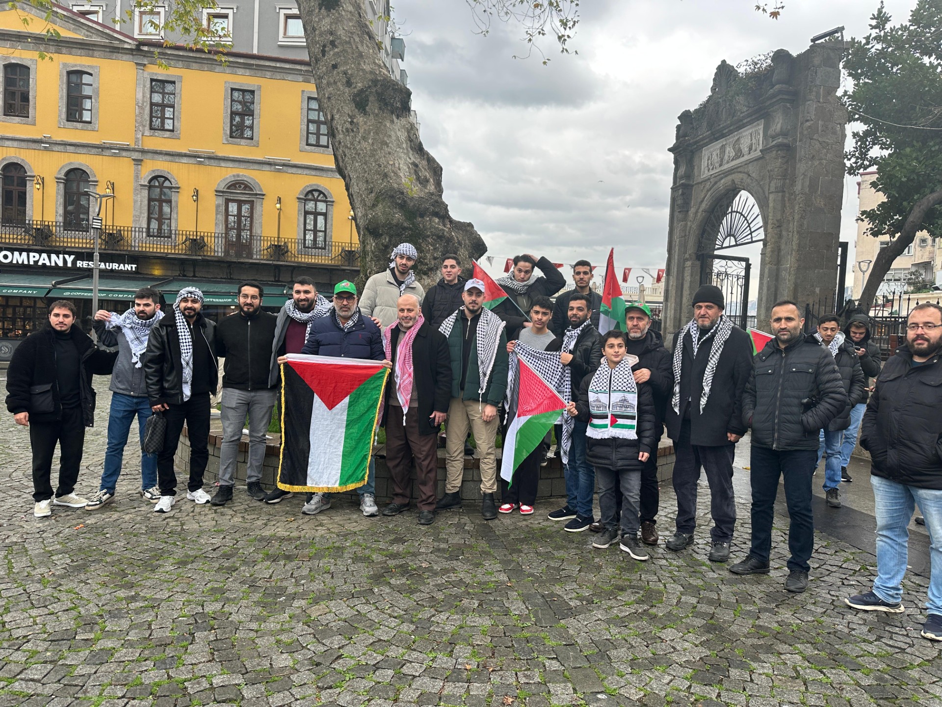 FİLİSTİNLİ ÖĞRENCİLER TRABZON’DA ATEŞKESİ KUTLADI