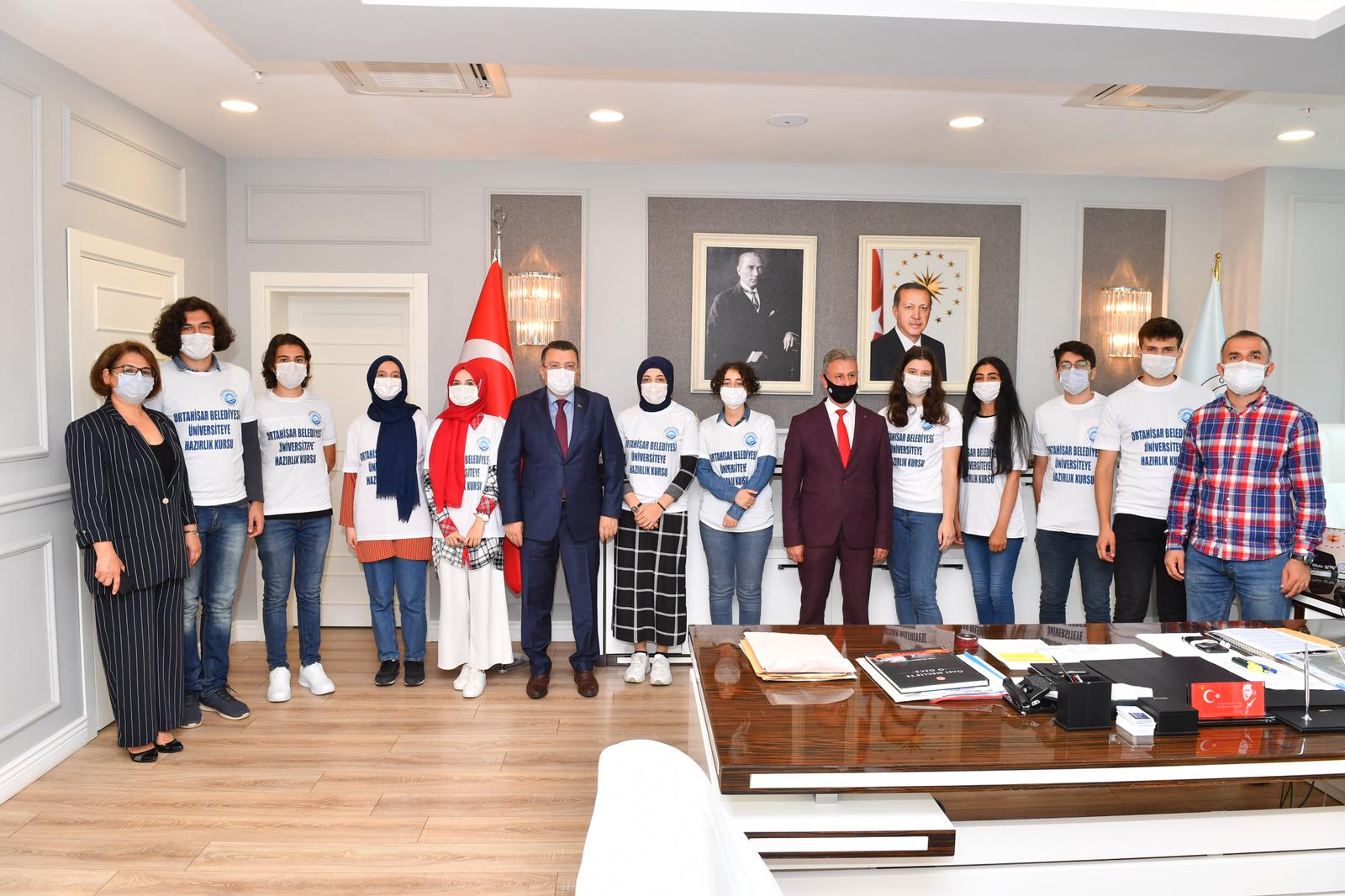 Genç, üniversiteyi kazanan öğrencileri kabul etti