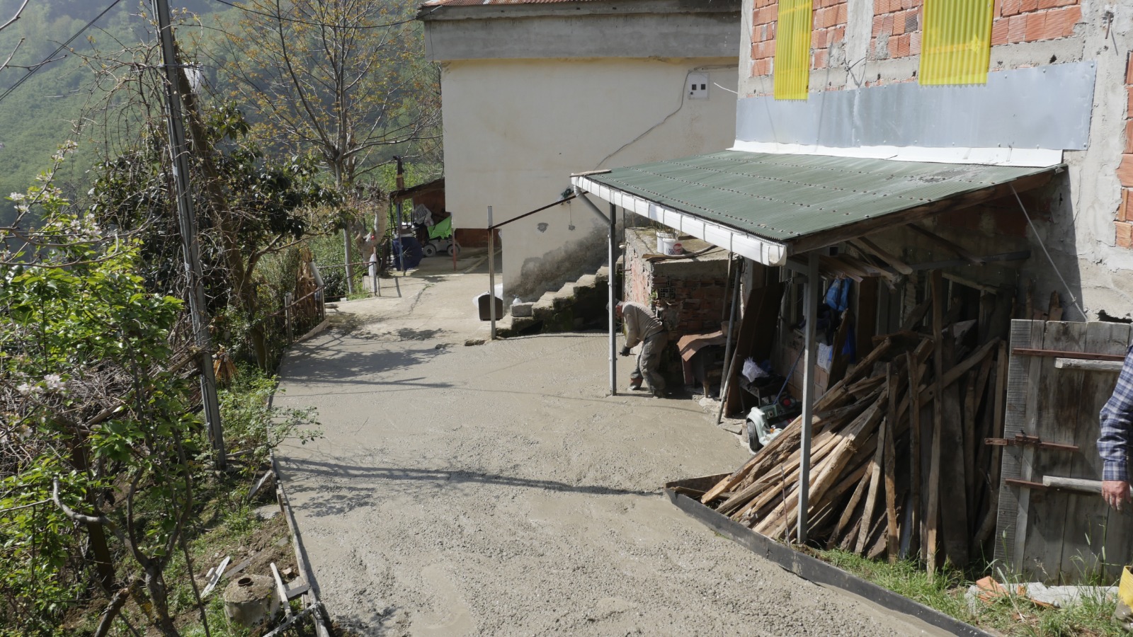 HASTA VATANDAŞIN YOL SORUNUNU BÜYÜKŞEHİR ÇÖZDÜ