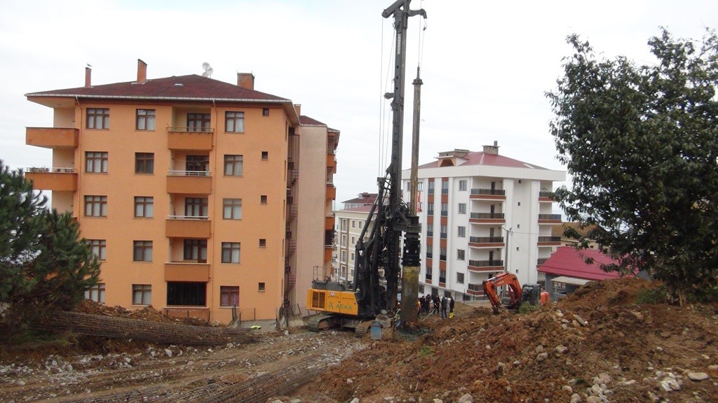 Heyelanl mahalle fore kazk ile ayakta tutuluyor

